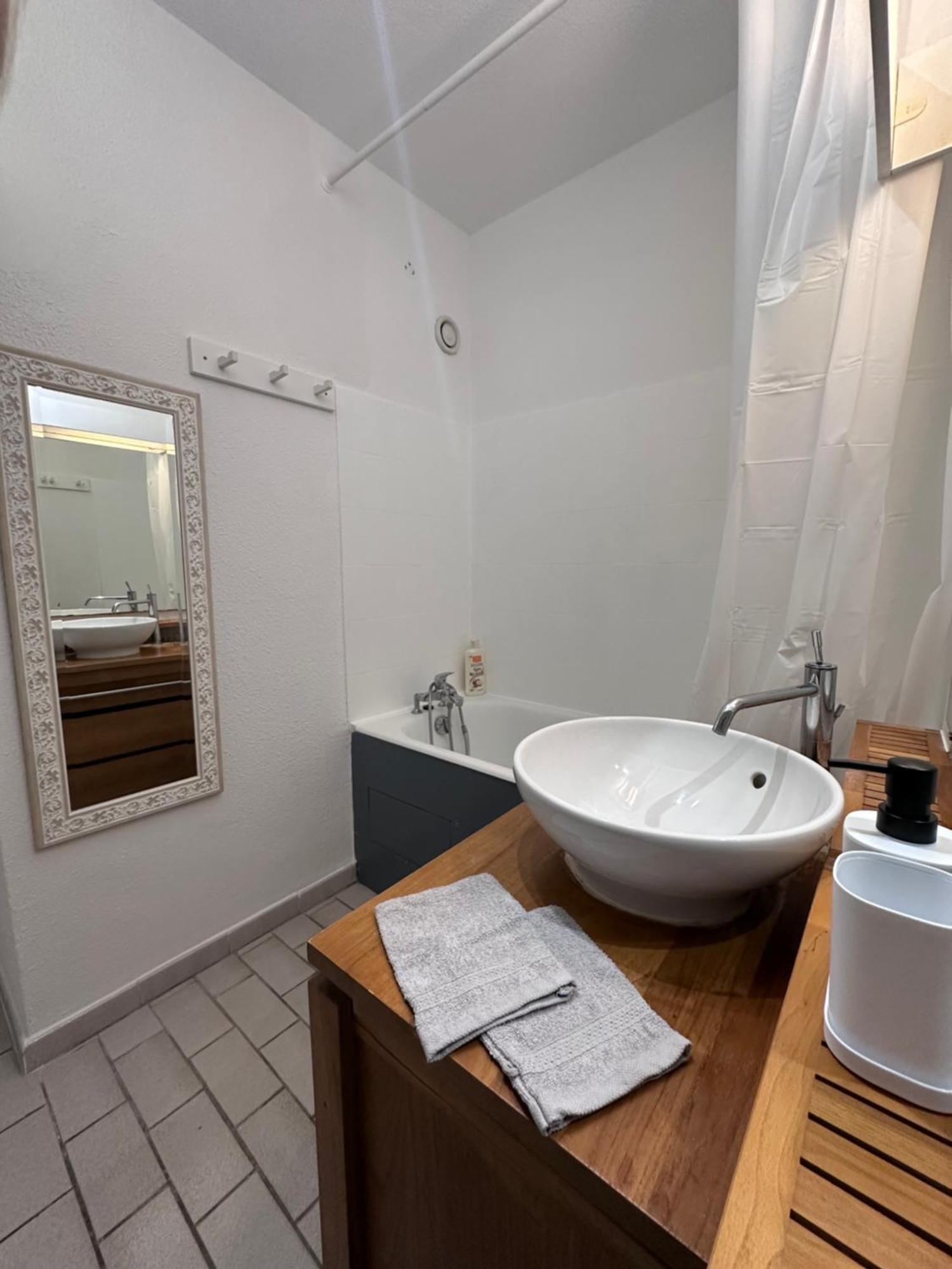 Studio Sur Le Port De Hyeres - A 2Min Des Plages, Clim & Balcon Kültér fotó